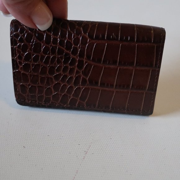 BLOOMINGDALES BROWN LEATHER EMBOSSED CARD HOLDER * - Picture 1 of 3